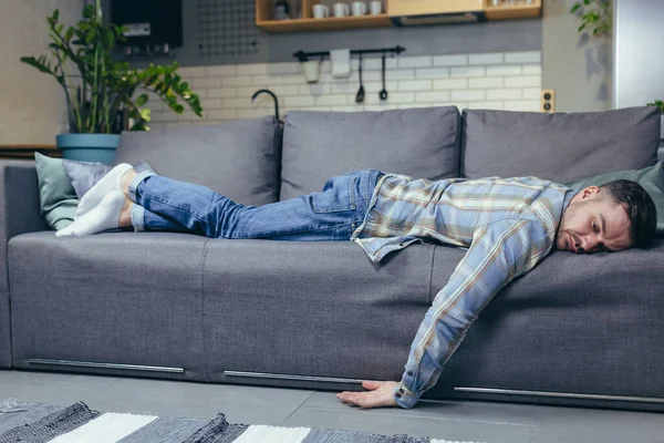 Депресивний Чоловік Втомився Після Роботи Спить Дивані Вдома — стокове фото