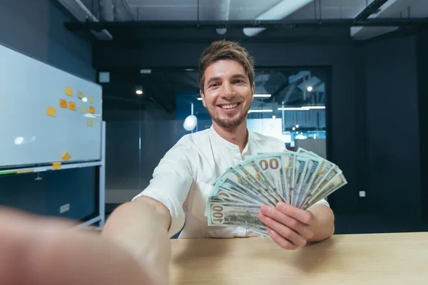 Biznes Mówi Przez Wideo Komunikacji Trzymając Telefon Radośnie Pokazując Dolarów — Zdjęcie stockowe