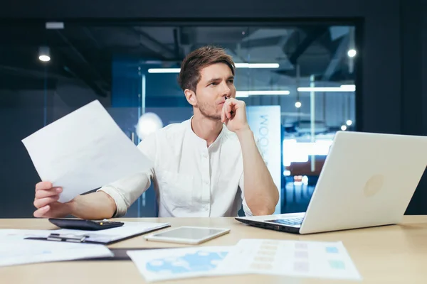 Pensando Hombre Negocios Trabajando Oficina — Foto de Stock