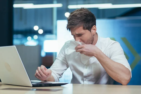 Homme Affaires Travaillant Dans Bureau Une Allergie Saisonnière Éternuements — Photo