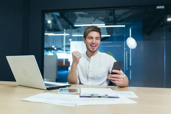 Homem Feliz Trabalhando Escritório Olhando Para Tela Telefone Lendo Boas — Fotografia de Stock