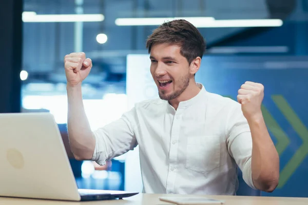 Joven Hombre Negocios Feliz Mira Pantalla Del Ordenador Portátil Toma — Foto de Stock