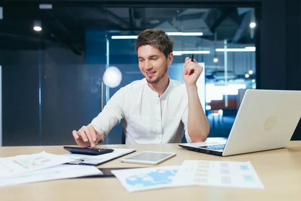 Joven Empresario Cuenta Con Una Calculadora Resume Informe Financiero Anual — Foto de Stock