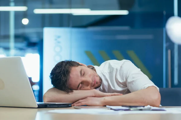 Jovem Empresário Cansado Dormindo Mesa Local Trabalho Escritório — Fotografia de Stock