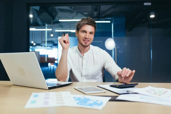 Joven Contador Economista Financiero Que Trabaja Oficina Mesa Escribiendo Contando — Foto de Stock