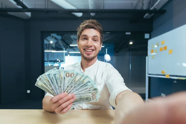 Χαρούμενος Νεαρός Έλαβε Μισθό Κρατάει Χρήματα Στα Χέρια Του Δείχνει — Φωτογραφία Αρχείου