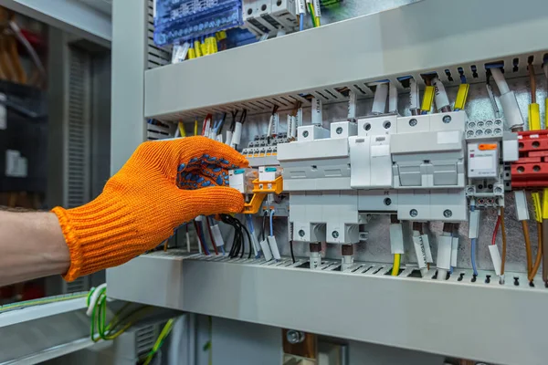 Hand Man Electrical Engineer Mounts Power Energy Shields Close Photo — Stock Photo, Image