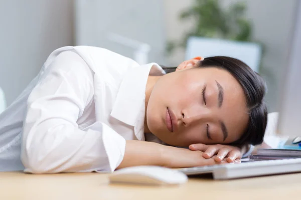 Mulher Escritório Trabalhador Cansado Asiático Dorme Mesa Overtired Dorme Dia — Fotografia de Stock