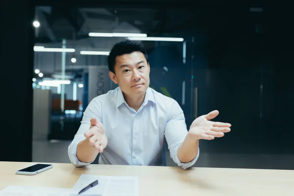 Asian Businessman Online Meeting Seriously Listens Interlocutor Spreads His Hands — Stockfoto
