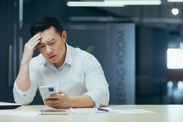 Азіатський Бізнесмен Працює Офісі Читаючи Погані Новини Телефону Чоловік Пригнічений — стокове фото