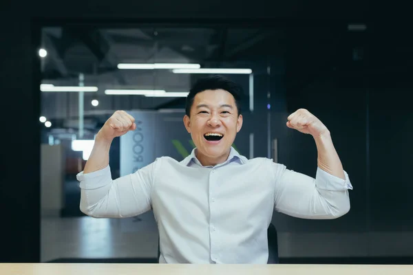 Asian Super Hero Businessman Looking Camera Smiling Holding Hands Gesture — Stockfoto