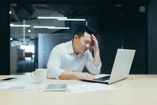 Empresário Desespero Asiático Trabalhando Escritório Olhando Para Tela Laptop Gritando — Fotografia de Stock