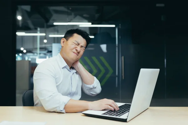 Exausto Asiático Trabalhador Escritório Tendo Severa Dor Pescoço Massageando Com — Fotografia de Stock