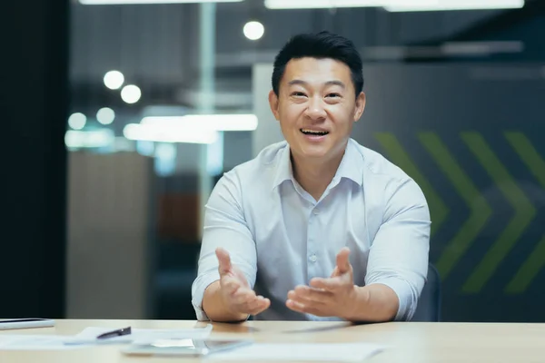 Online Webinar Portrait Active Young Asian Businessman Conducts Online Webinar — Stockfoto