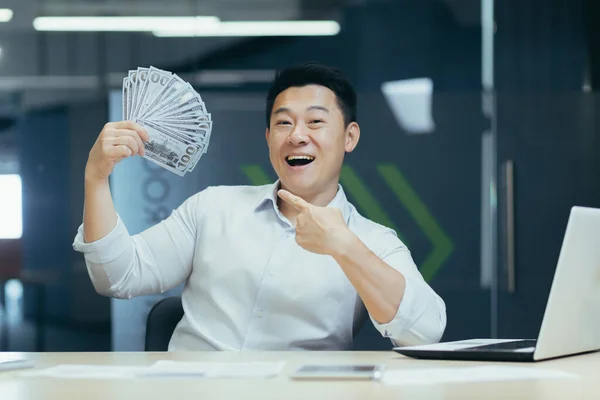 Happy Young Asian Businessman Freelancer Manager Office Worker Holds Cash — Fotografia de Stock