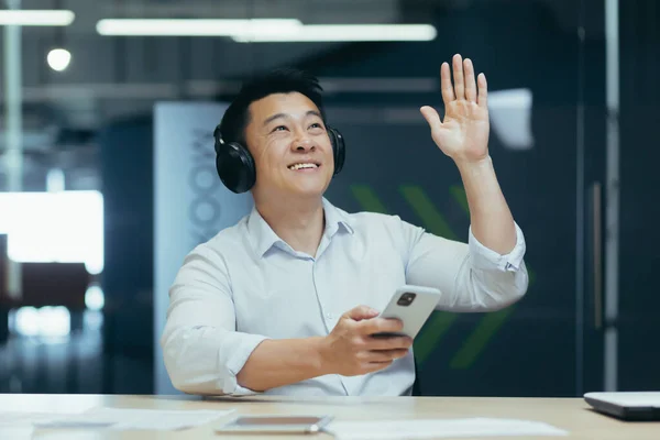 Young Man Asian Businessman Listens Music Headphones Phone Took Break — Foto de Stock
