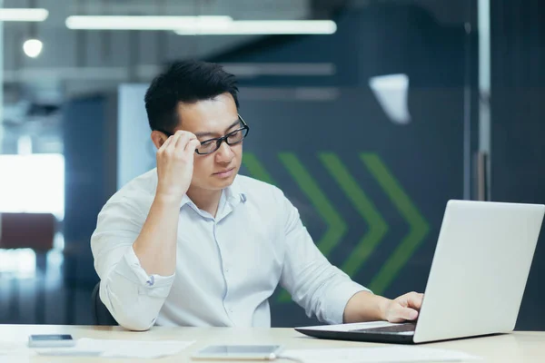 Serious Focused Young Asian Businessman Glasses Freelancer Entrepreneur Sitting Table — Fotografia de Stock