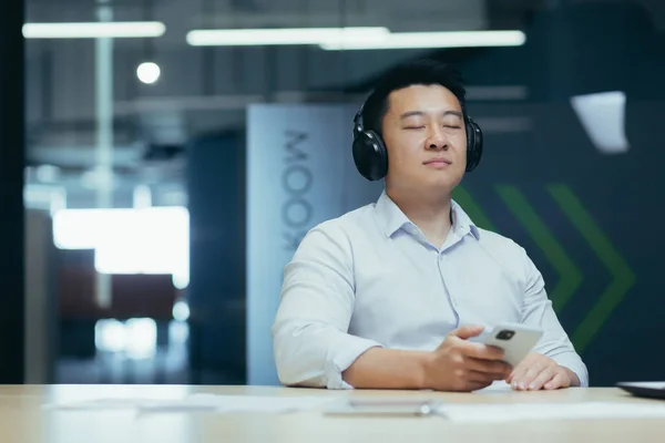 Asian Boss Business Owner Relaxing Office Listening Relaxing Relaxing Music — Foto de Stock