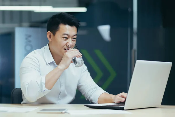 Successful Asian Businessman Working Modern Office Man Drinking Purified Water — Φωτογραφία Αρχείου