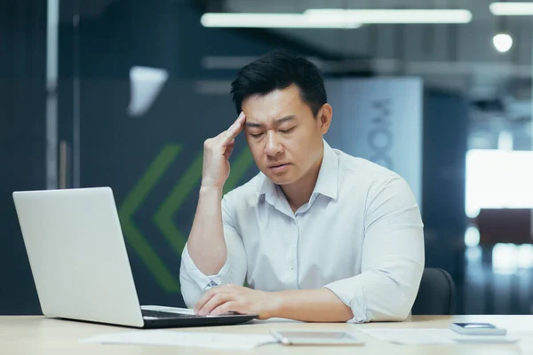 Depressed Businessman Boss Working Modern Office Thinking Asian Businessman Sad — Fotografia de Stock