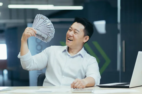 Portrait Successful Asian Investor Man Working Modern Office Holding Money — Fotografia de Stock