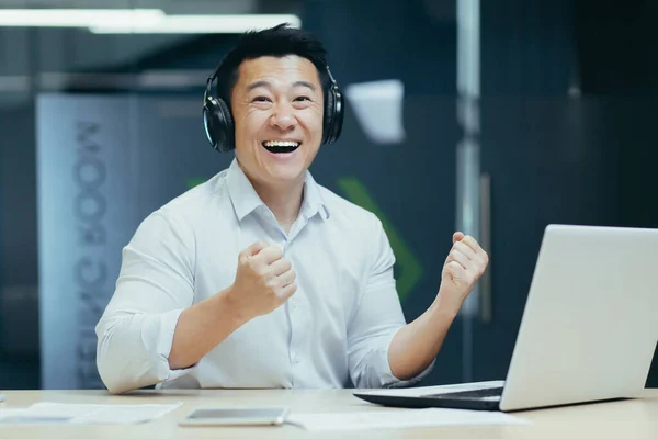 Portrait Businessman Headphones Asian Man Smiling Looking Camera Boss Watching — Foto de Stock