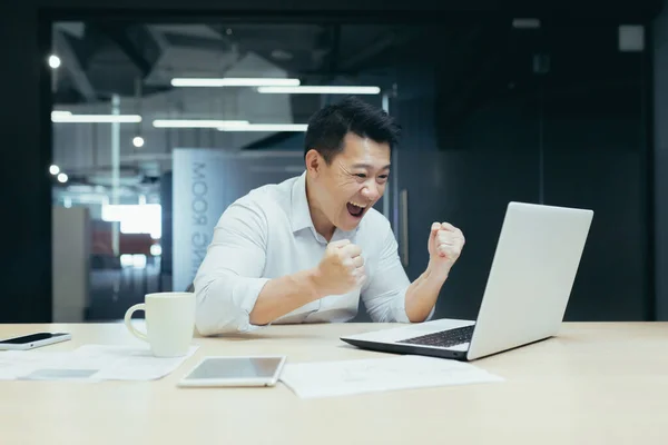Portrait Successful Asian Boss Businessman Looking Laptop Screen Reading Good — Foto de Stock