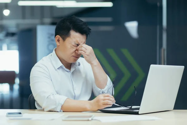 Tired Asian Businessman Working Late Office Sore Eyes Man Laptop — Fotografia de Stock