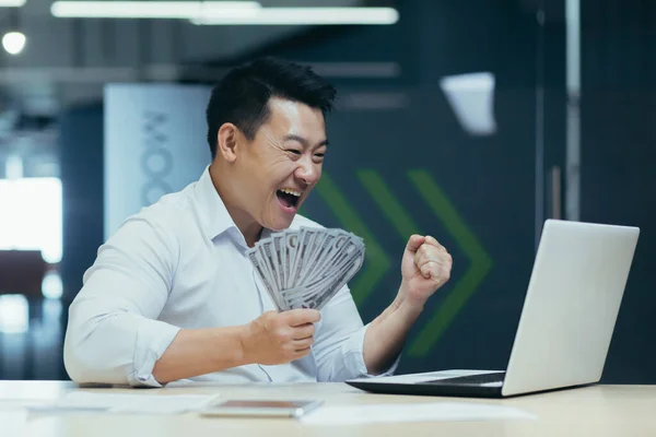 Successful Asian Investor Businessman Happy Victory Conclusion Investment Contract Man — Stockfoto