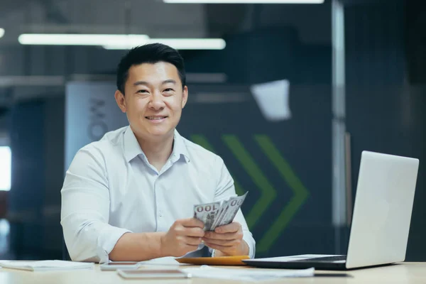 Portrait Happy Successful Asian Broker Investor Man Smiling Looking Camera — Stockfoto