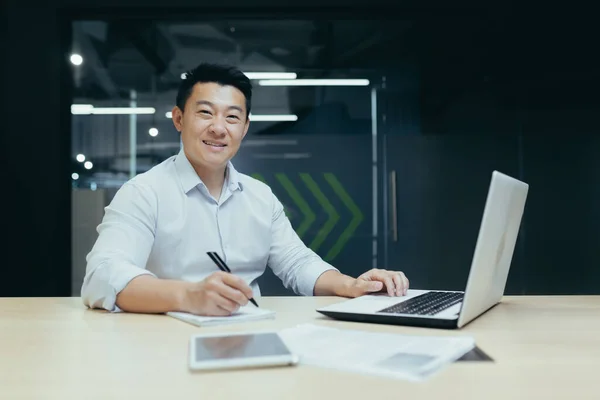 Portrait Asian Businessman Paper Work Man Smiling Looking Camera Working — Stockfoto