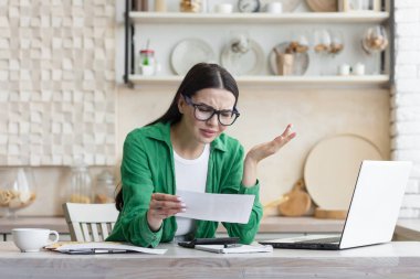 Yeşil gömlekli güzel bir kadın, umutsuzluk içinde, kötü haberlerle dolu bir mektup aldı, esmer, evde mutfaktaki hüzünlü bir mesaj okudu.
