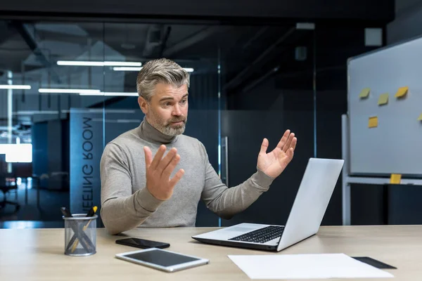 Frustrated Upset Gray Haired Experienced Businessman Mature Man Spreading Hands — Foto de Stock