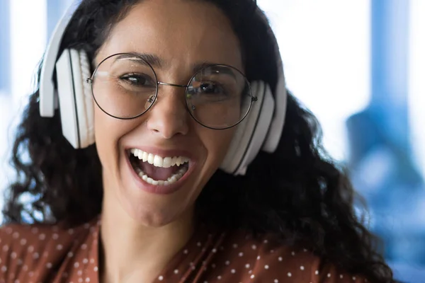Крупным Планом Фотопортрет Счастливой Женщины Очках Улыбающейся Счастливой Слушающей Музыку — стоковое фото