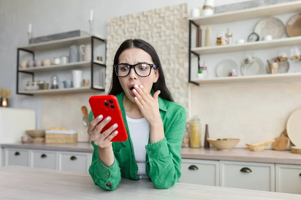 Young Woman Looks Shocked Surprised Phone Covered Her Mouth Her — Stock Photo, Image