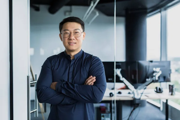 Porträtt Framgångsrik Asiatisk Programmerare Teamledare Företagsägare Ler Och Tittar Kamera — Stockfoto