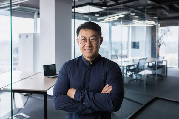Porträtt Framgångsrik Och Erfaren Mogen Asiatisk Affärsman Man Som Arbetar — Stockfoto