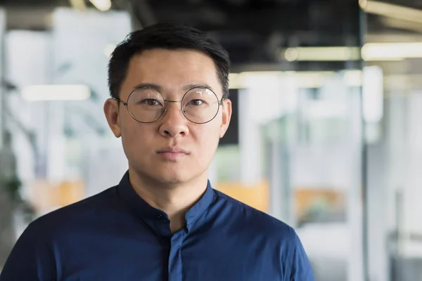 Retrato Primer Plano Del Exitoso Inversor Asiático Gafas Camisa Azul — Foto de Stock