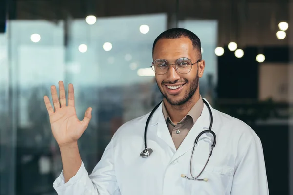 Mladý Africký Americký Lékař Muž Nosí Brýle Lékařském Kabátě Říkat — Stock fotografie