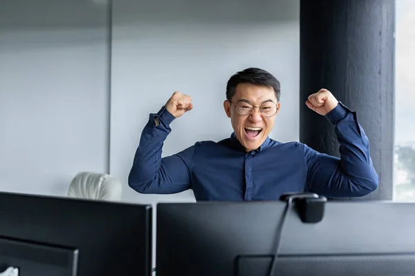 Jefe Asiático Feliz Líder Del Equipo Programador Mirando Pantalla Computadora — Foto de Stock