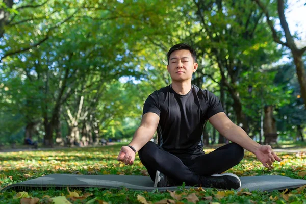Retrato Del Hombre Asiático Parque Otoño Meditando Sentado Posición Loto — Foto de Stock