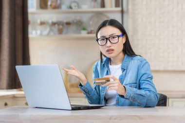 Tatmin olmamış ve kızgın aldatılmış bir kadının portresi, mutfakta banka havalesi yapmaya çalışan Asyalı bir kadın, online internet mağazasında alışveriş yapan genç bir ev kadını, kameraya bakan bir dizüstü bilgisayar kullanan..