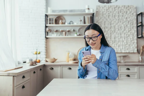 Young Beautiful Asian Woman Typing Message Woman Using Smartphone Kitchen — Stock Photo, Image