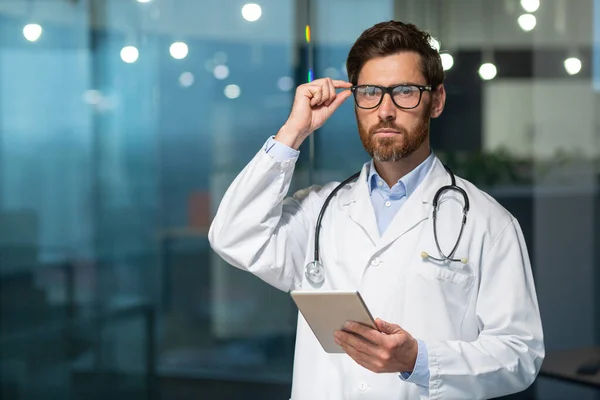 Portrait Médecin Mature Avec Une Barbe Homme Regarde Caméra Dans — Photo