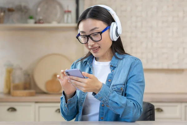 Young Beautiful Asian Woman Listening Music Phone Sitting Home Kitchen — Stock Photo, Image