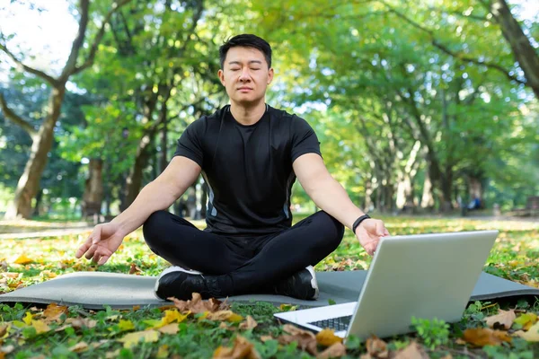 Азійські Медитації Позі Лотоса Людина Відпочиває Після Тренування Фітнесу Допомогою — стокове фото
