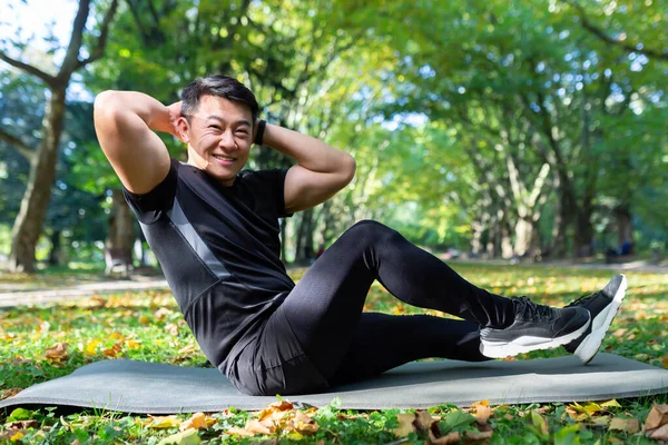Porträt Eines Sportlers Park Ein Asiatischer Mann Blickt Die Kamera — Stockfoto
