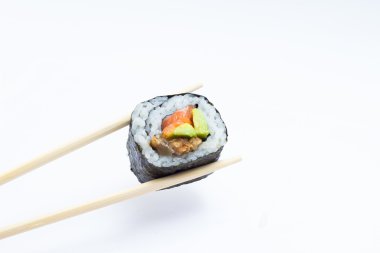 izole suşi roll chopsticks içinde