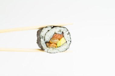 izole suşi roll chopsticks içinde