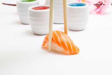 suşi nigiri somon balığı ve başka